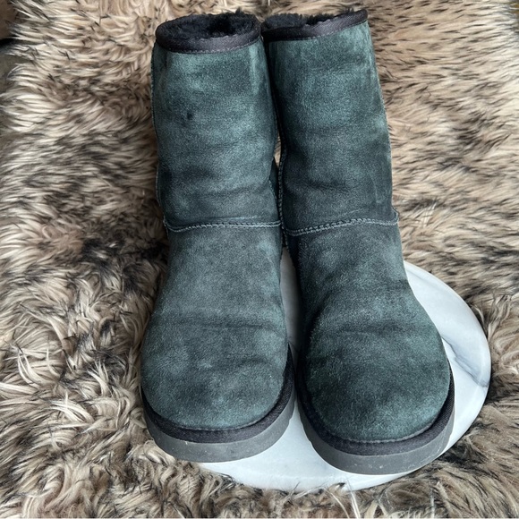 UGG Australia Classic Short Boot - Picture 4 of 14